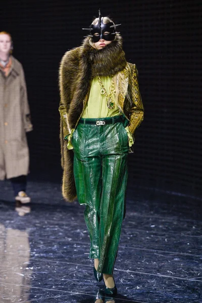 Look 32